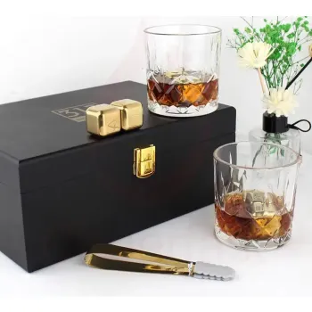 Zestaw do Whisky z Grawerem – Personalizowany Prezent z Szklankami i Kostkami – Idealny na Urodziny i Okazje